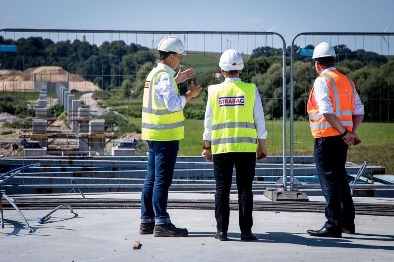 Zdjęcie w galerii na portalu naszraciborz.pl: Nowy most na Odrze rośnie w oczach – z bliska widać, jak powstają jego potężne elementy wiadomości z regionu