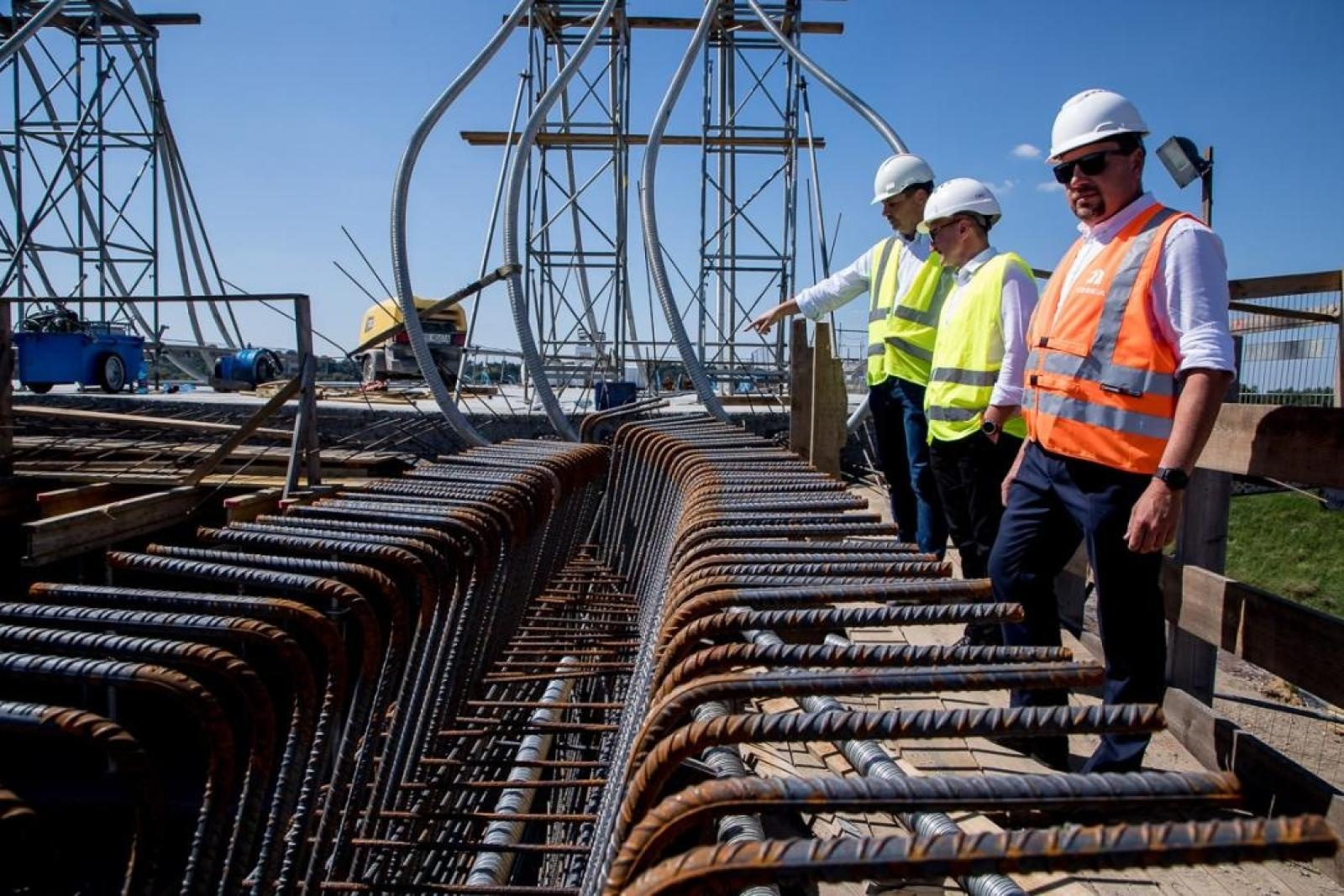 Zdjęcie w galerii na portalu naszraciborz.pl: Nowy most na Odrze rośnie w oczach – z bliska widać, jak powstają jego potężne elementy wiadomości z regionu