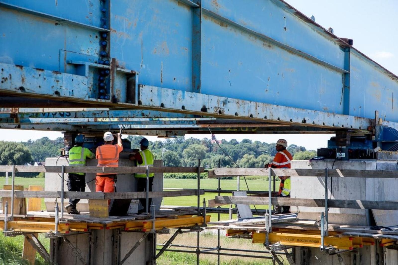 Zdjęcie w galerii na portalu naszraciborz.pl: Nowy most na Odrze rośnie w oczach – z bliska widać, jak powstają jego potężne elementy wiadomości z regionu