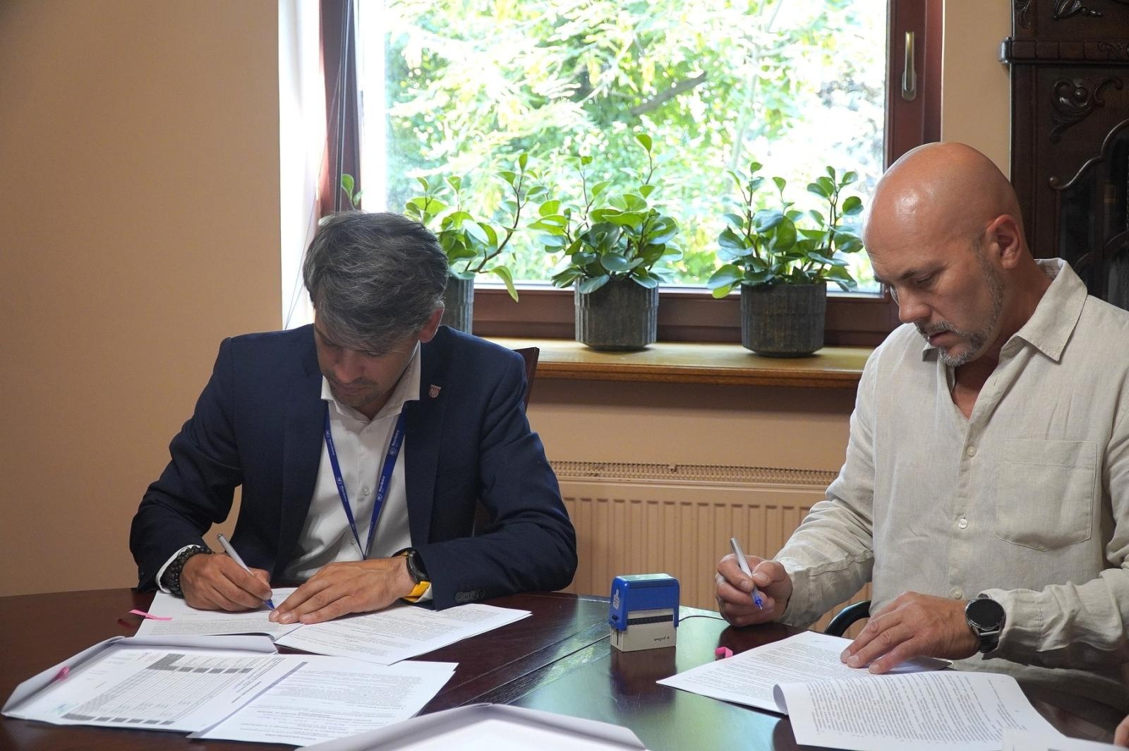 Zdjęcie w galerii na portalu naszraciborz.pl: Umowa na budowę zbiornika retencyjnego w Ocicach podpisana – inwestycja za ponad 1,1 mln zł wiadomości z regionu