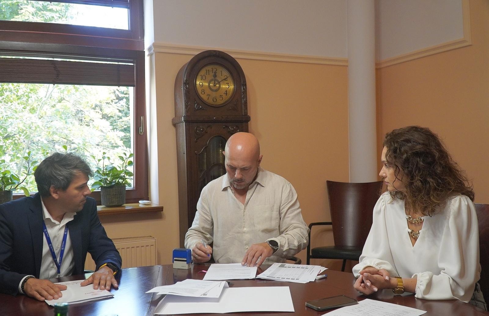 Zdjęcie w galerii na portalu naszraciborz.pl: Umowa na budowę zbiornika retencyjnego w Ocicach podpisana – inwestycja za ponad 1,1 mln zł wiadomości z regionu