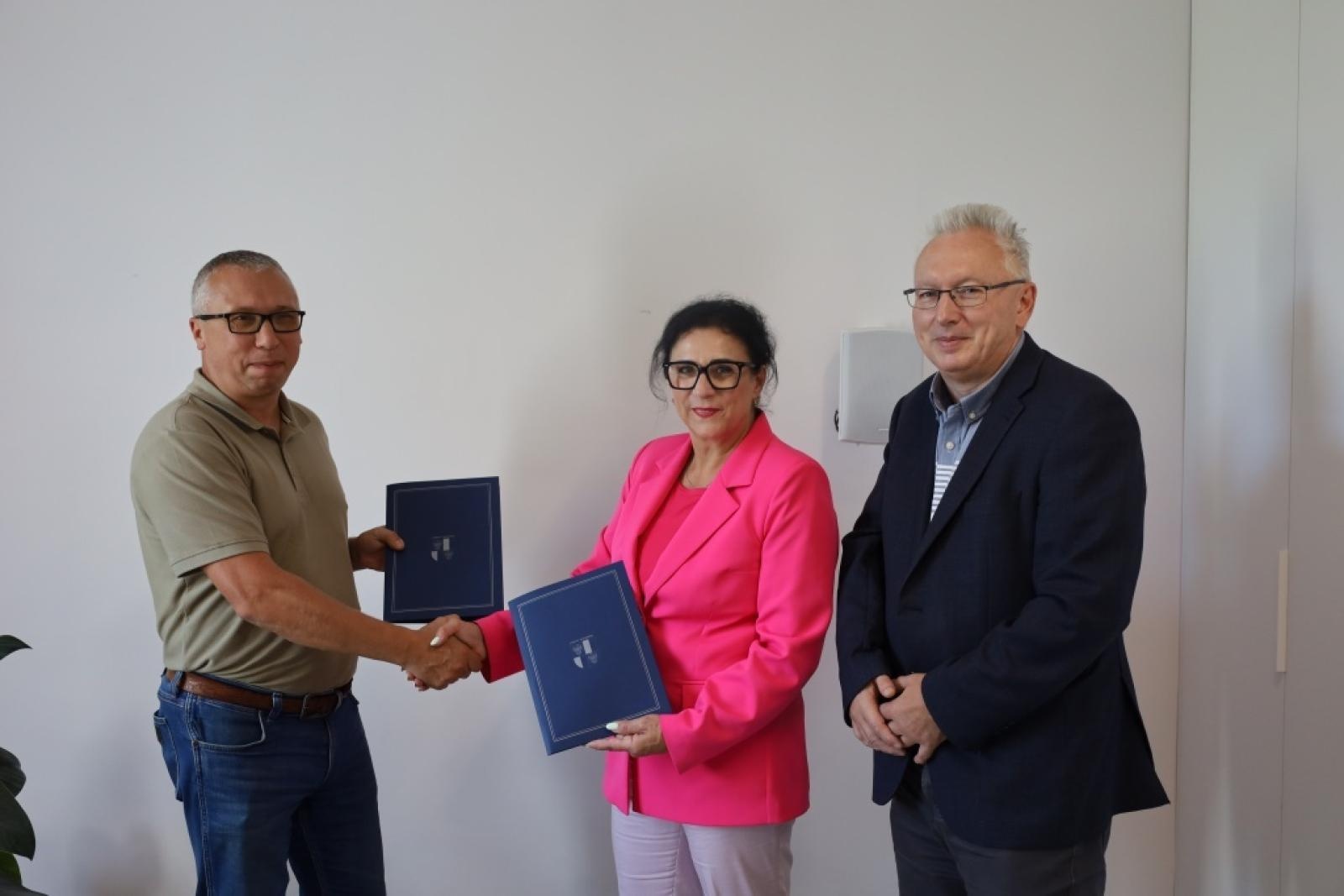 Zdjęcie w galerii na portalu naszraciborz.pl: Kolejne umowy na scalenia gruntów w Powiecie Raciborskim podpisane wiadomości z regionu