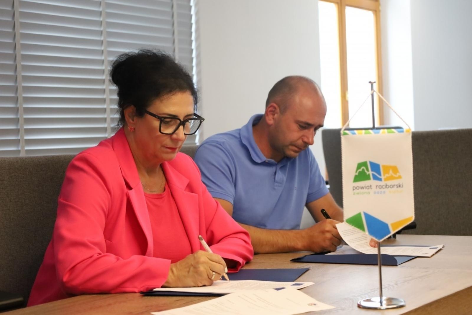 Zdjęcie w galerii na portalu naszraciborz.pl: Kolejne umowy na scalenia gruntów w Powiecie Raciborskim podpisane wiadomości z regionu