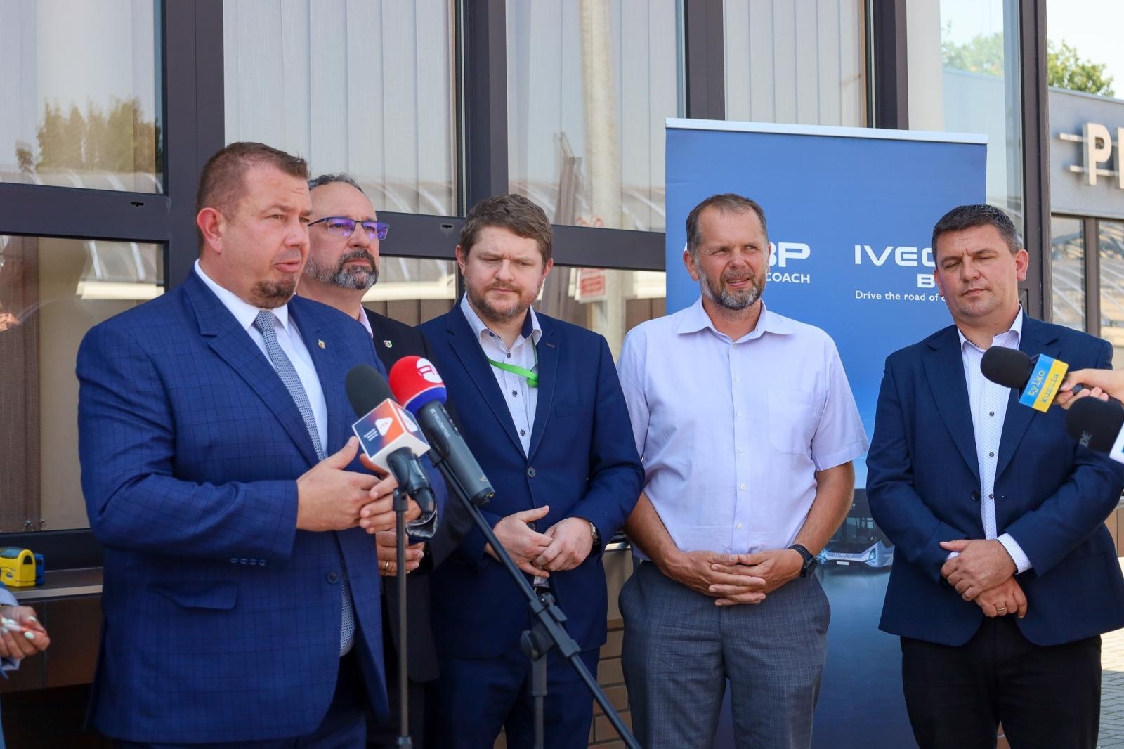 Zdjęcie w galerii na portalu naszraciborz.pl: Powiat Raciborski inwestuje w nowoczesny transport – podpisano umowę na zakup 6 autobusów niskoemisyjnych wiadomości z regionu