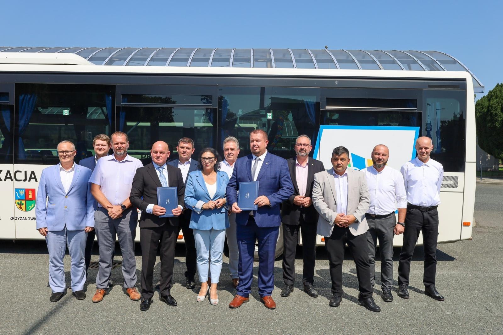 Zdjęcie w galerii na portalu naszraciborz.pl: Powiat Raciborski inwestuje w nowoczesny transport – podpisano umowę na zakup 6 autobusów niskoemisyjnych wiadomości z regionu