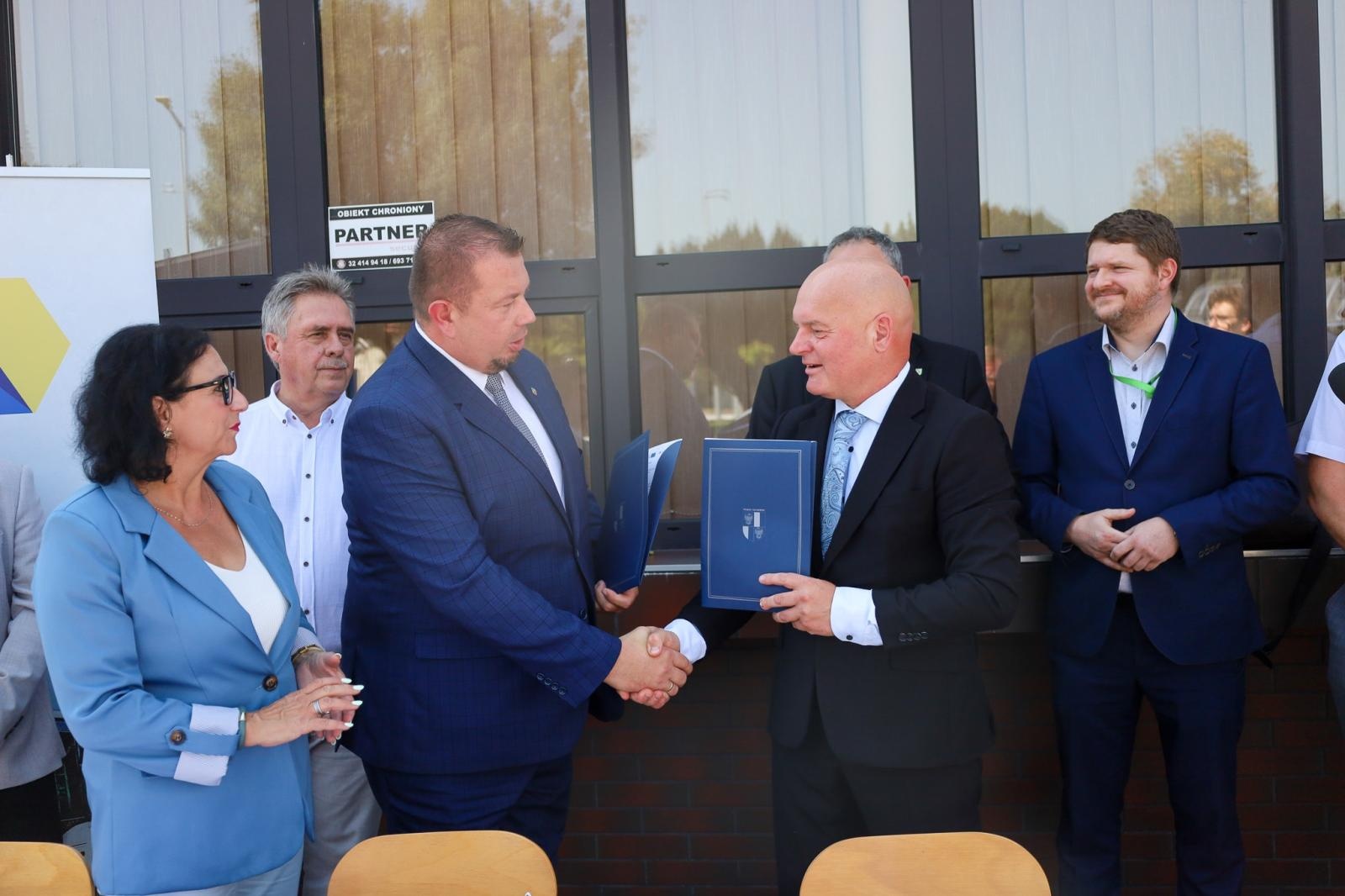 Zdjęcie w galerii na portalu naszraciborz.pl: Powiat Raciborski inwestuje w nowoczesny transport – podpisano umowę na zakup 6 autobusów niskoemisyjnych wiadomości z regionu