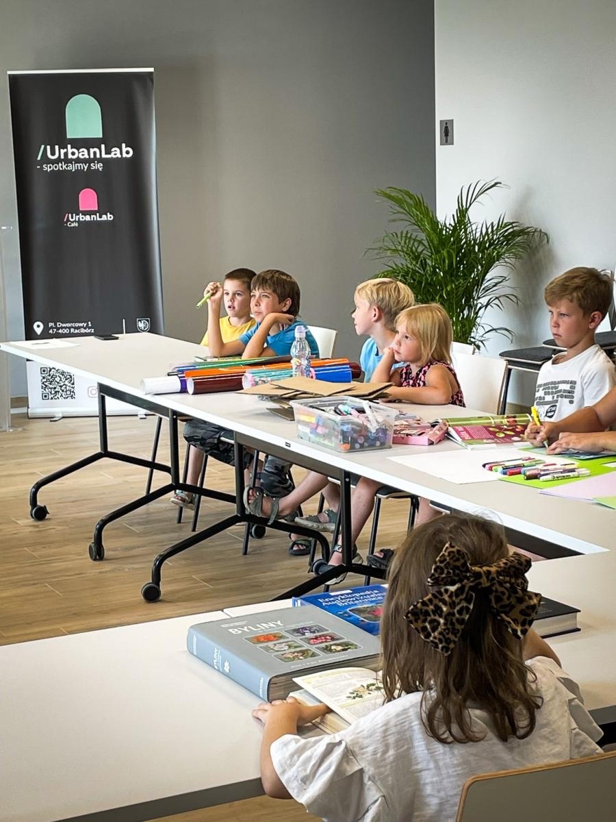Zdjęcie w galerii na portalu naszraciborz.pl: Dzieci odkrywały kolory i kształty roślin w Urban Labie wiadomości z regionu
