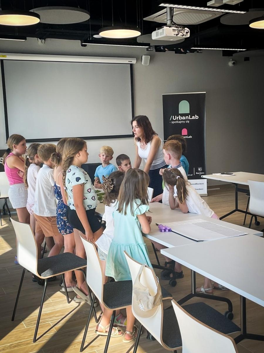 Zdjęcie w galerii na portalu naszraciborz.pl: Dzieci odkrywały kolory i kształty roślin w Urban Labie wiadomości z regionu