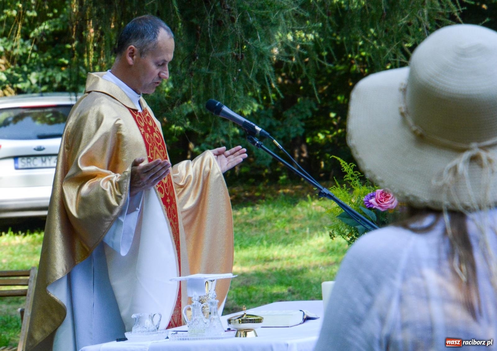 Zdjęcie w galerii na portalu naszraciborz.pl: Arboretum Bramy Morawskiej: Msza polowa z okazji Wniebowzięcia NMP i Święta Wojska Polskiego oraz koncert  wiadomości z regionu