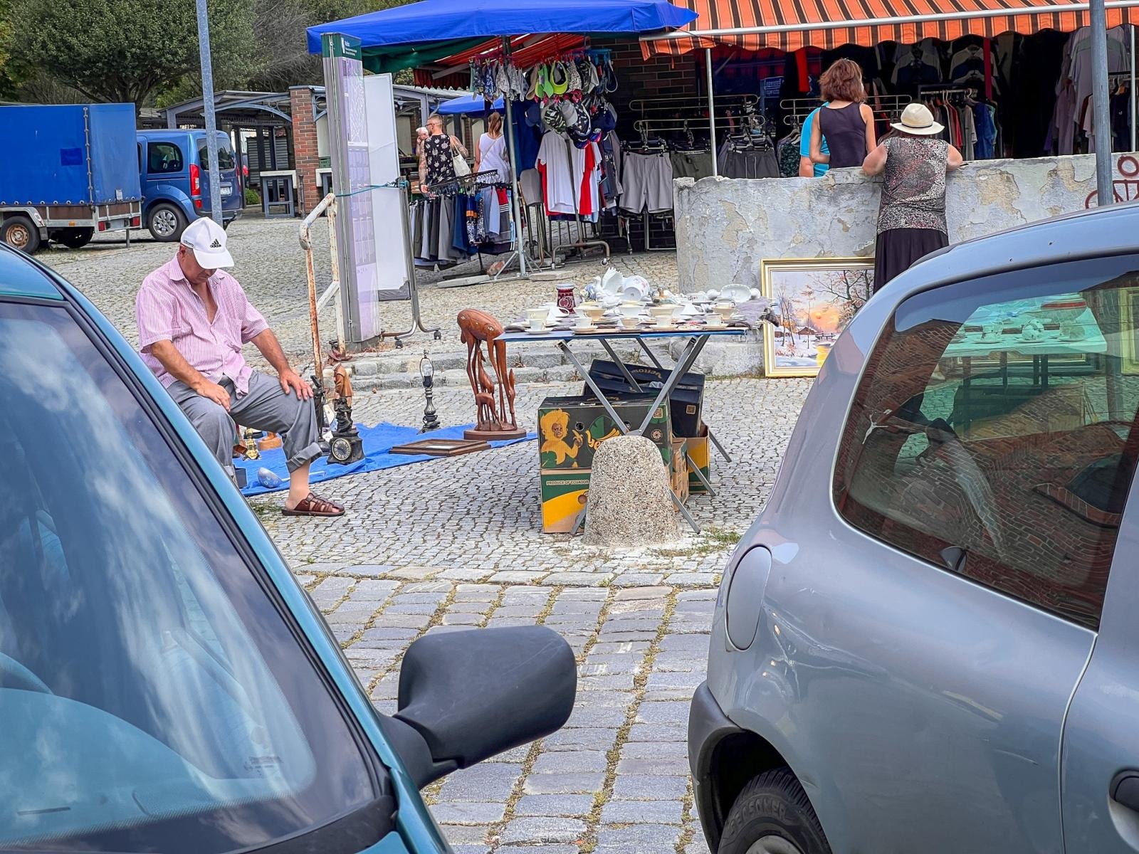 Zdjęcie w galerii na portalu naszraciborz.pl: Raciborski targ staroci przyciąga miłośników antyków i kolekcjonerów wiadomości z regionu