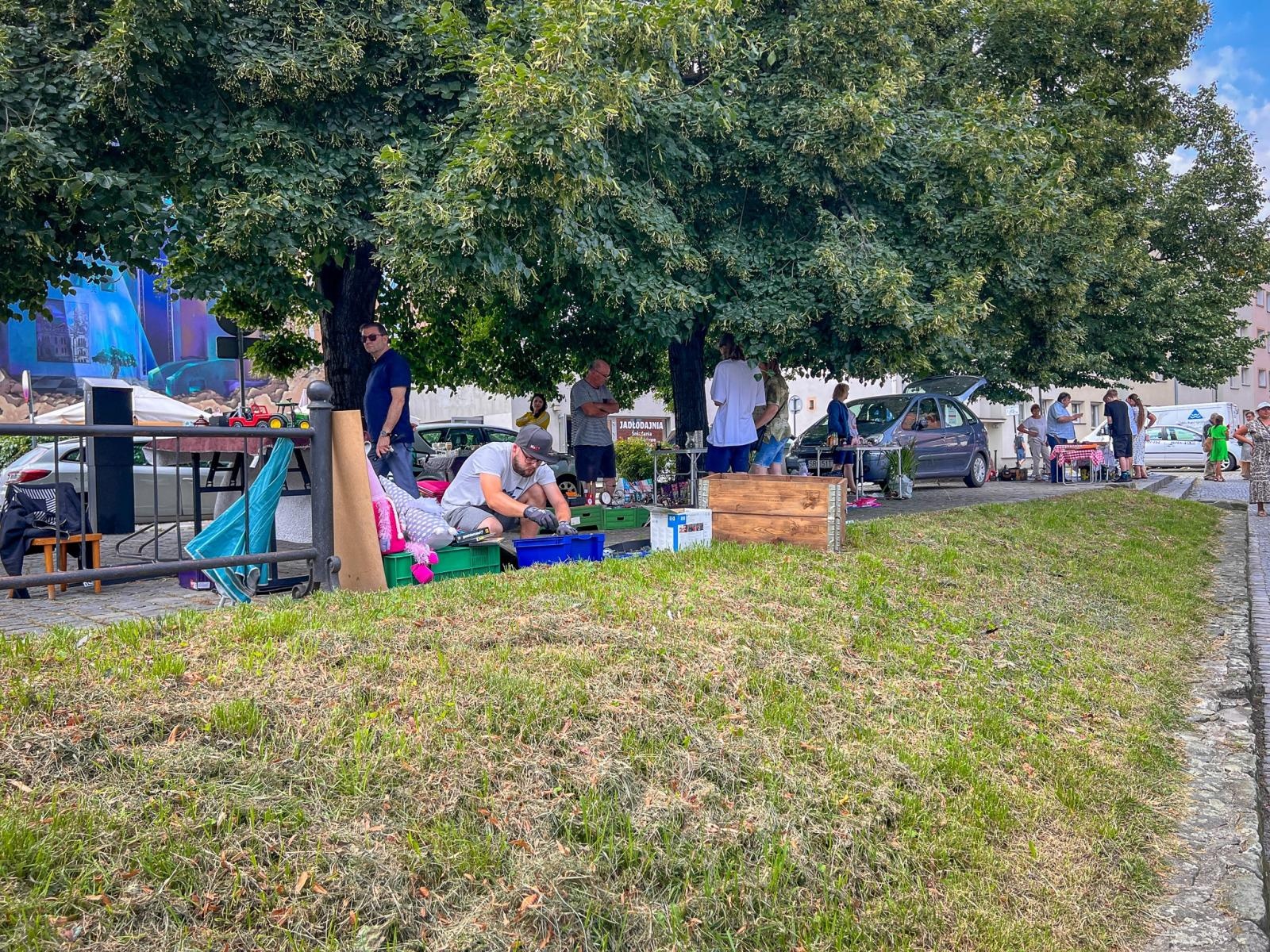 Zdjęcie w galerii na portalu naszraciborz.pl: Raciborski targ staroci przyciąga miłośników antyków i kolekcjonerów wiadomości z regionu