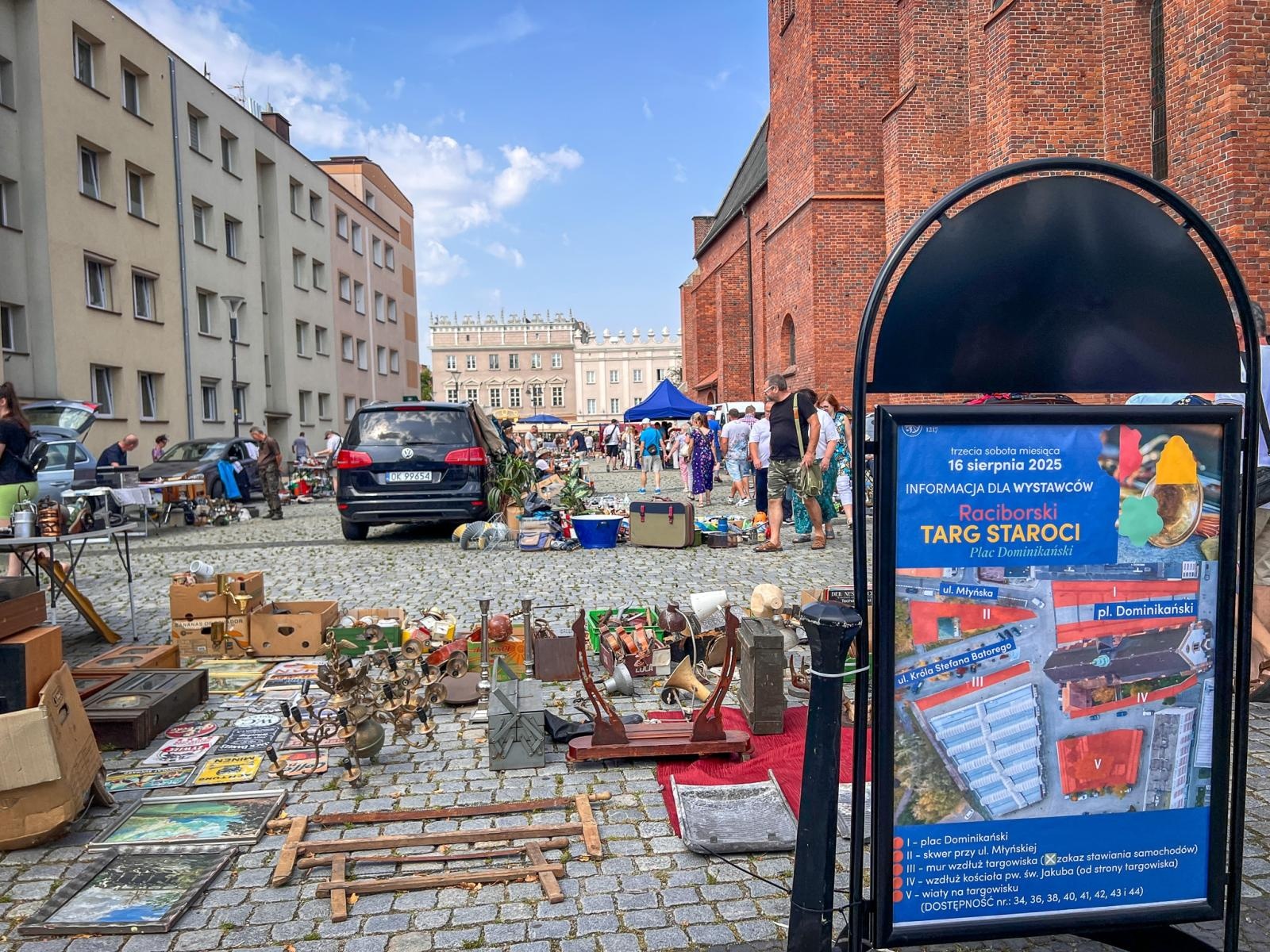 Zdjęcie w galerii na portalu naszraciborz.pl: Raciborski targ staroci przyciąga miłośników antyków i kolekcjonerów wiadomości z regionu
