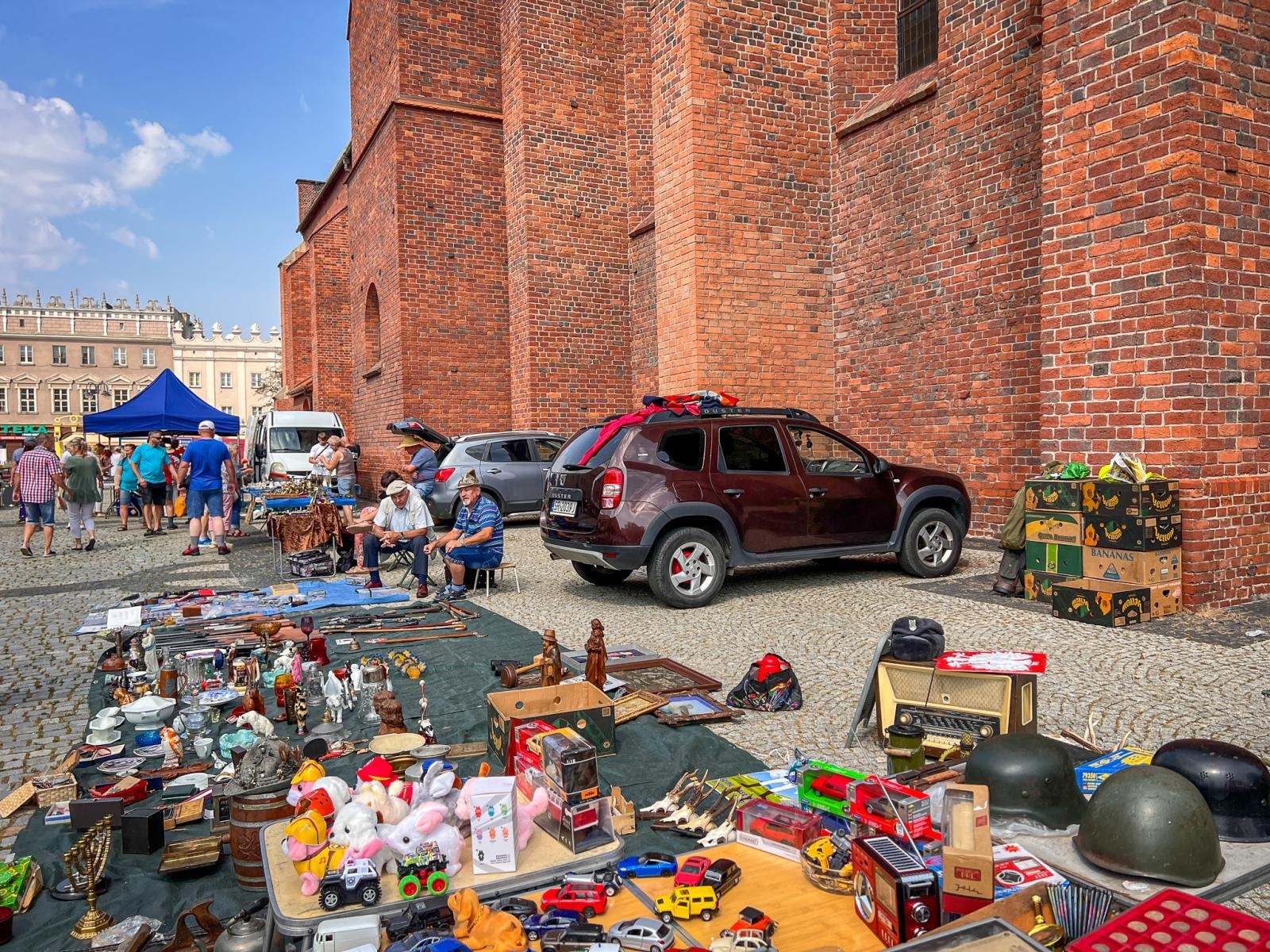 Zdjęcie w galerii na portalu naszraciborz.pl: Raciborski targ staroci przyciąga miłośników antyków i kolekcjonerów wiadomości z regionu