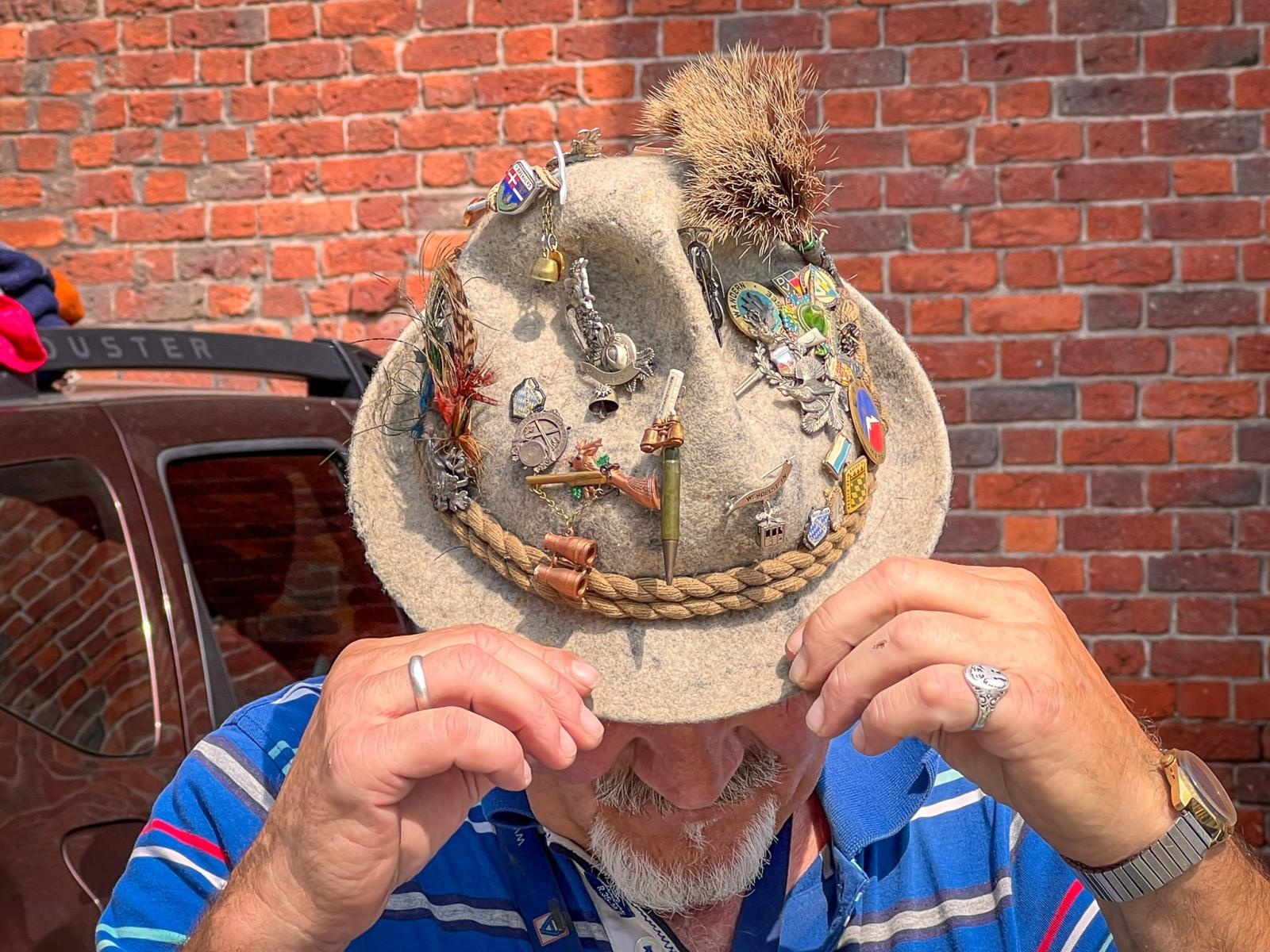 Zdjęcie w galerii na portalu naszraciborz.pl: Raciborski targ staroci przyciąga miłośników antyków i kolekcjonerów wiadomości z regionu