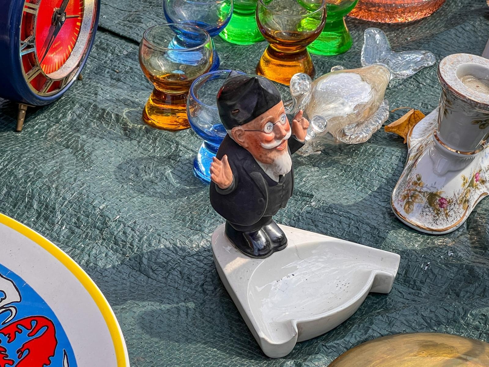 Zdjęcie w galerii na portalu naszraciborz.pl: Raciborski targ staroci przyciąga miłośników antyków i kolekcjonerów wiadomości z regionu