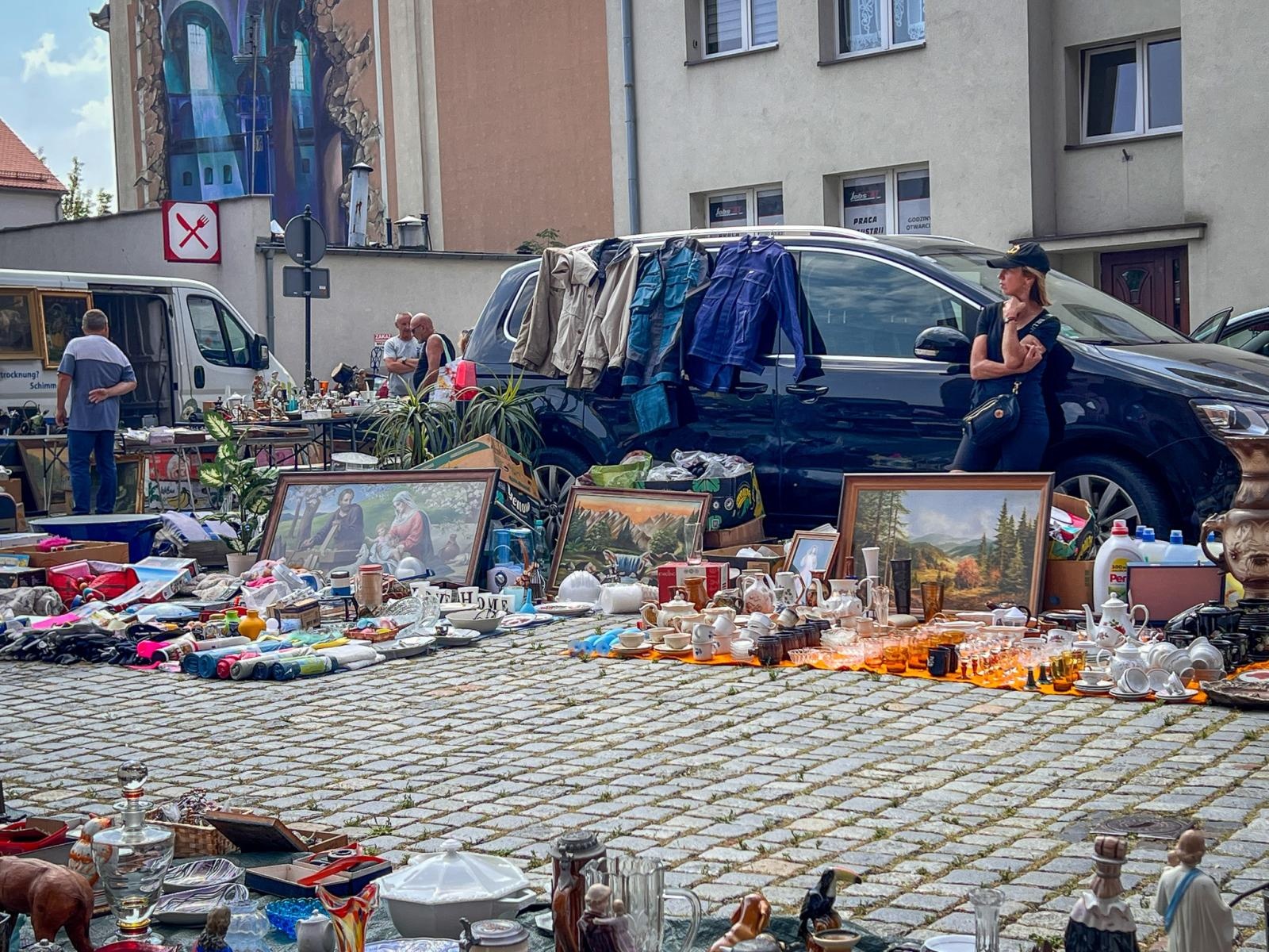 Zdjęcie w galerii na portalu naszraciborz.pl: Raciborski targ staroci przyciąga miłośników antyków i kolekcjonerów wiadomości z regionu