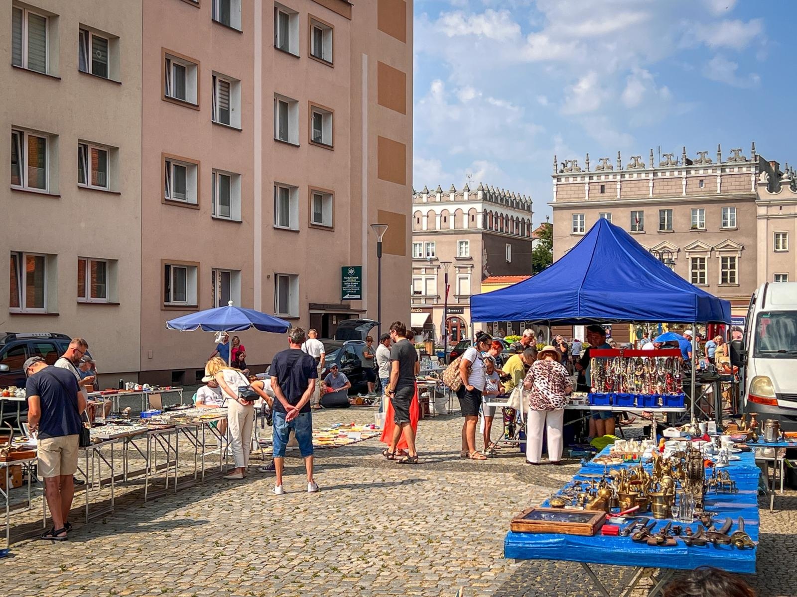 Zdjęcie w galerii na portalu naszraciborz.pl: Raciborski targ staroci przyciąga miłośników antyków i kolekcjonerów wiadomości z regionu
