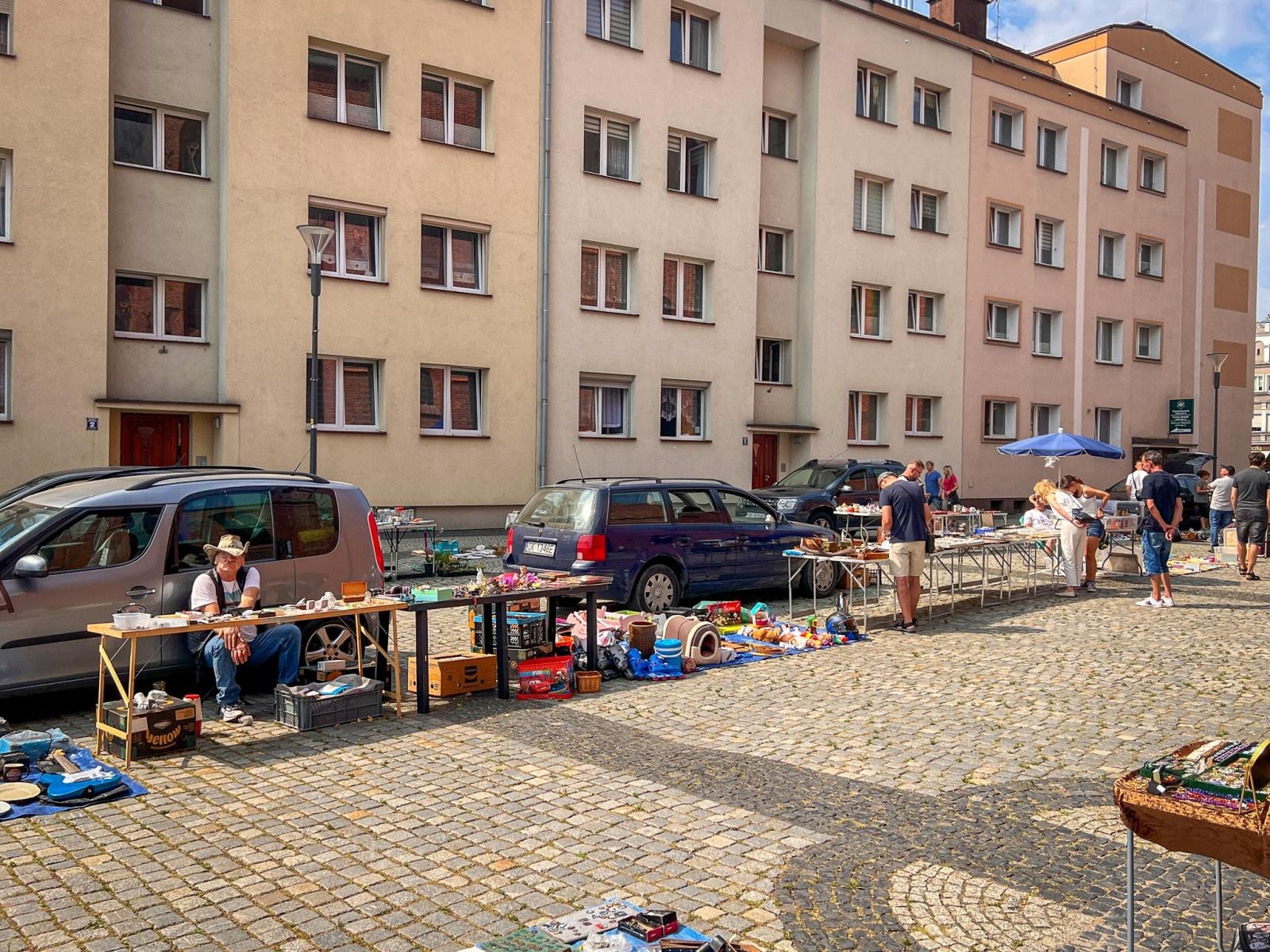 Zdjęcie w galerii na portalu naszraciborz.pl: Raciborski targ staroci przyciąga miłośników antyków i kolekcjonerów wiadomości z regionu