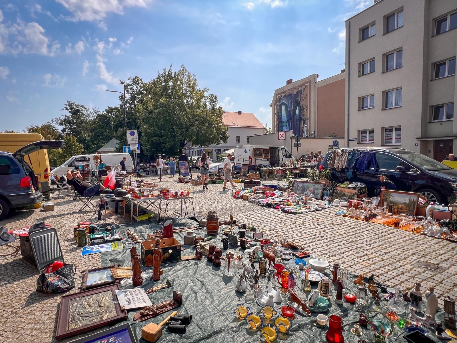 Zdjęcie w galerii na portalu naszraciborz.pl: Raciborski targ staroci przyciąga miłośników antyków i kolekcjonerów wiadomości z regionu