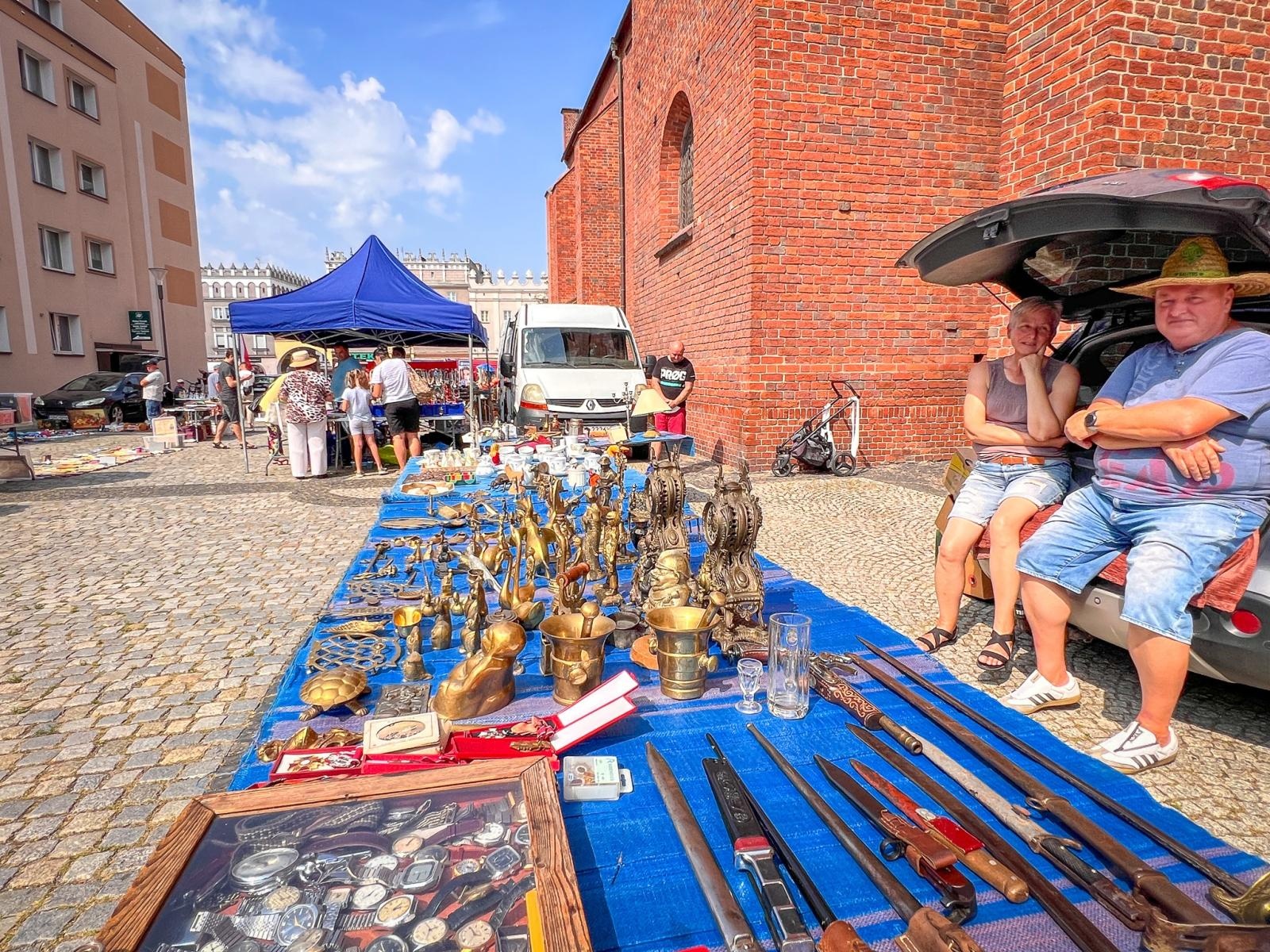 Zdjęcie w galerii na portalu naszraciborz.pl: Raciborski targ staroci przyciąga miłośników antyków i kolekcjonerów wiadomości z regionu