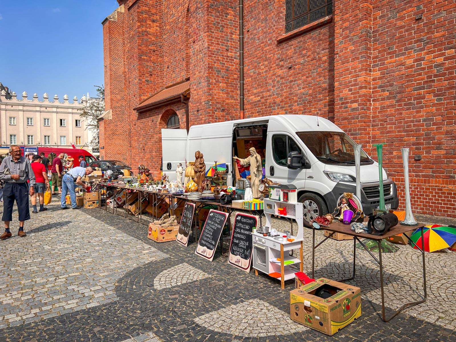Zdjęcie w galerii na portalu naszraciborz.pl: Raciborski targ staroci przyciąga miłośników antyków i kolekcjonerów wiadomości z regionu