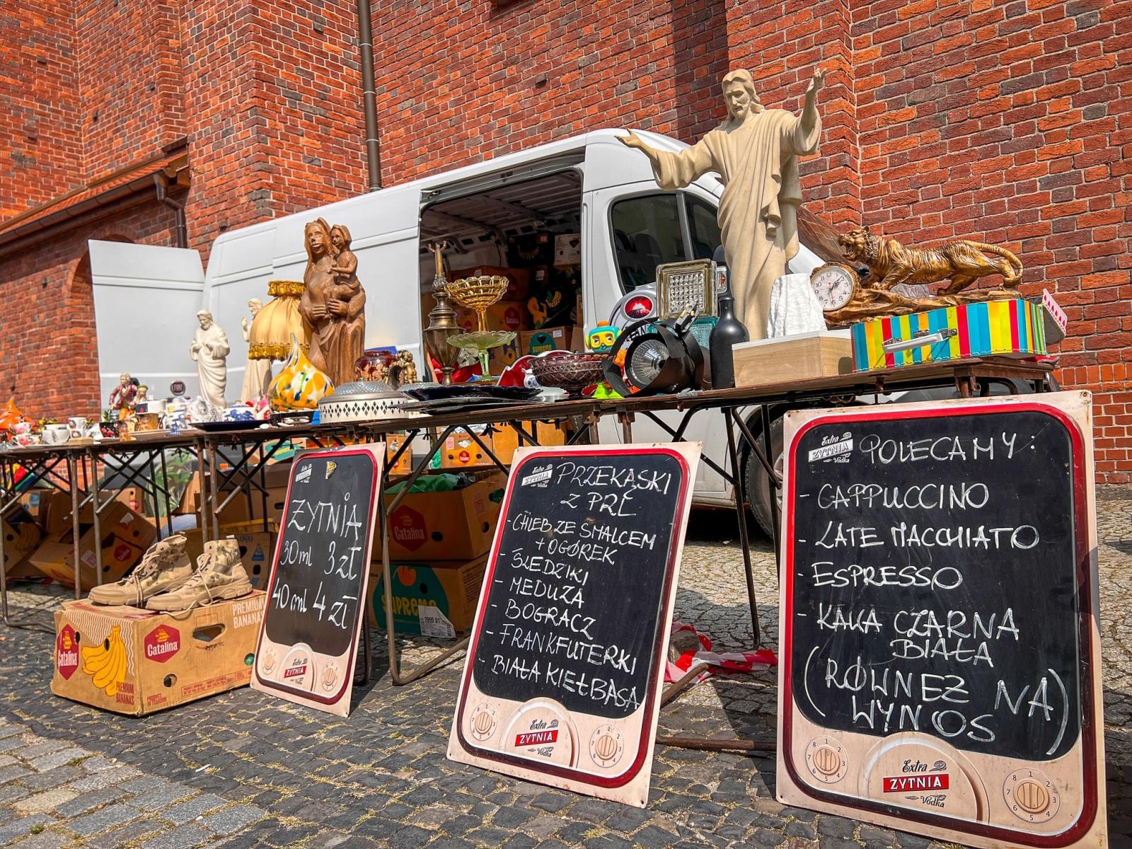 Zdjęcie w galerii na portalu naszraciborz.pl: Raciborski targ staroci przyciąga miłośników antyków i kolekcjonerów wiadomości z regionu