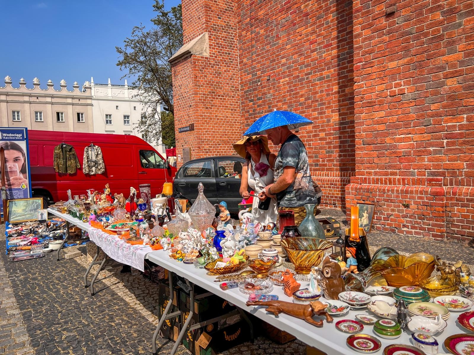 Zdjęcie w galerii na portalu naszraciborz.pl: Raciborski targ staroci przyciąga miłośników antyków i kolekcjonerów wiadomości z regionu