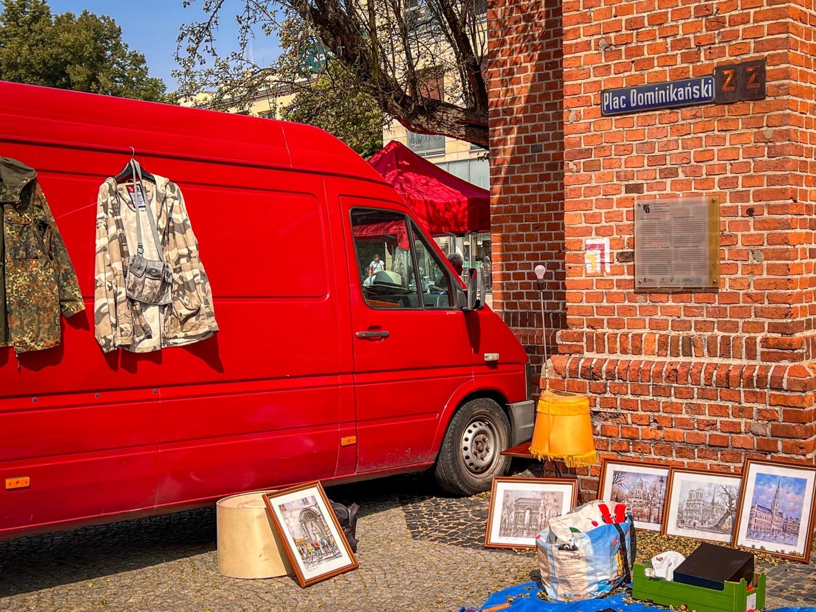 Zdjęcie w galerii na portalu naszraciborz.pl: Raciborski targ staroci przyciąga miłośników antyków i kolekcjonerów wiadomości z regionu
