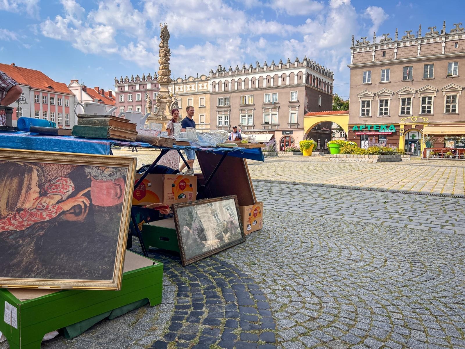 Zdjęcie w galerii na portalu naszraciborz.pl: Raciborski targ staroci przyciąga miłośników antyków i kolekcjonerów wiadomości z regionu