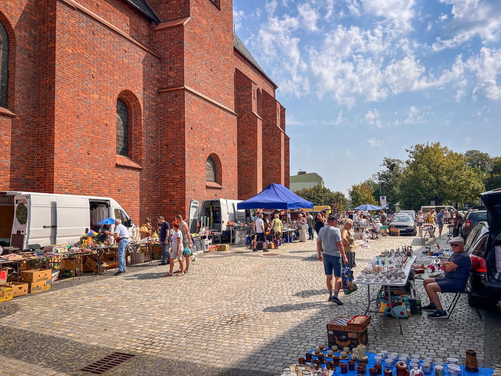 Zdjęcie w galerii na portalu naszraciborz.pl: Raciborski targ staroci przyciąga miłośników antyków i kolekcjonerów wiadomości z regionu