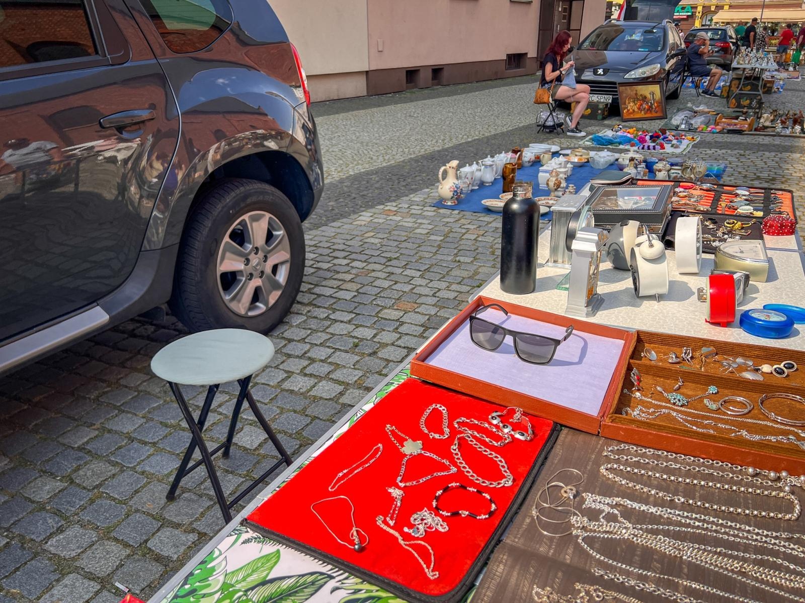 Zdjęcie w galerii na portalu naszraciborz.pl: Raciborski targ staroci przyciąga miłośników antyków i kolekcjonerów wiadomości z regionu