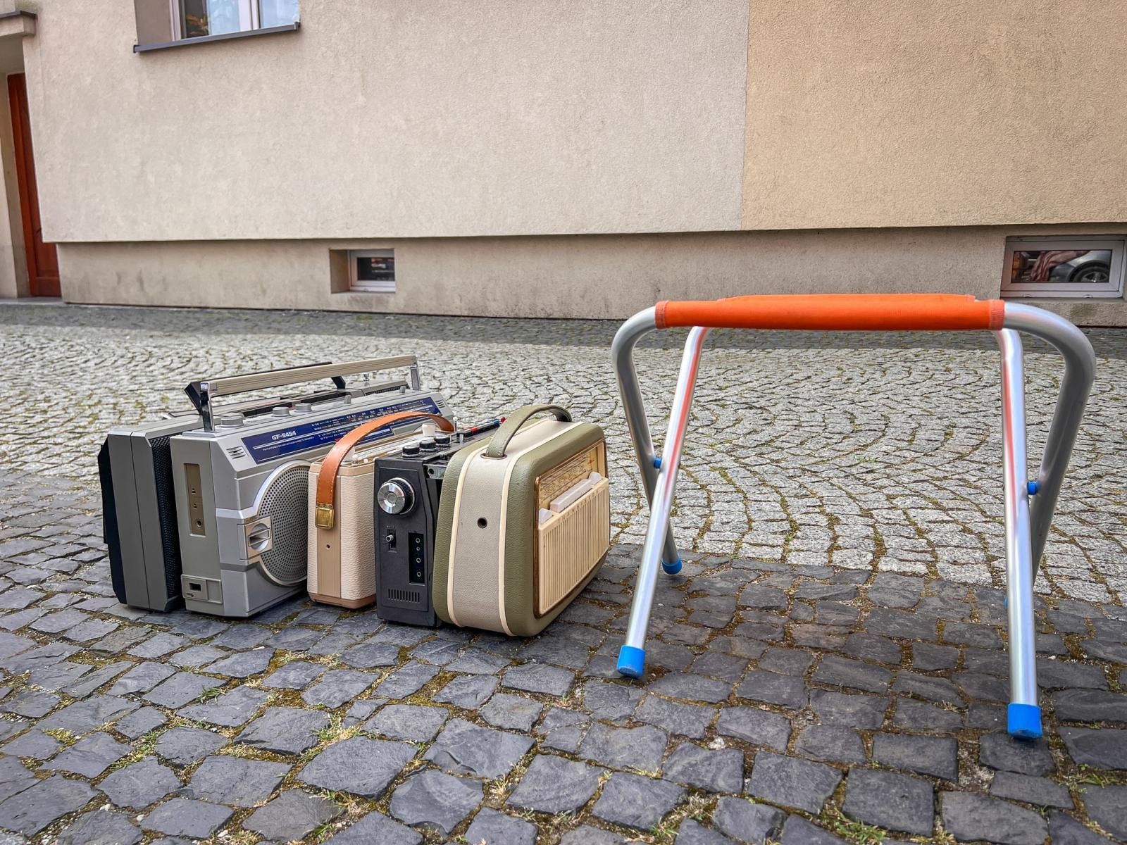 Zdjęcie w galerii na portalu naszraciborz.pl: Raciborski targ staroci przyciąga miłośników antyków i kolekcjonerów wiadomości z regionu