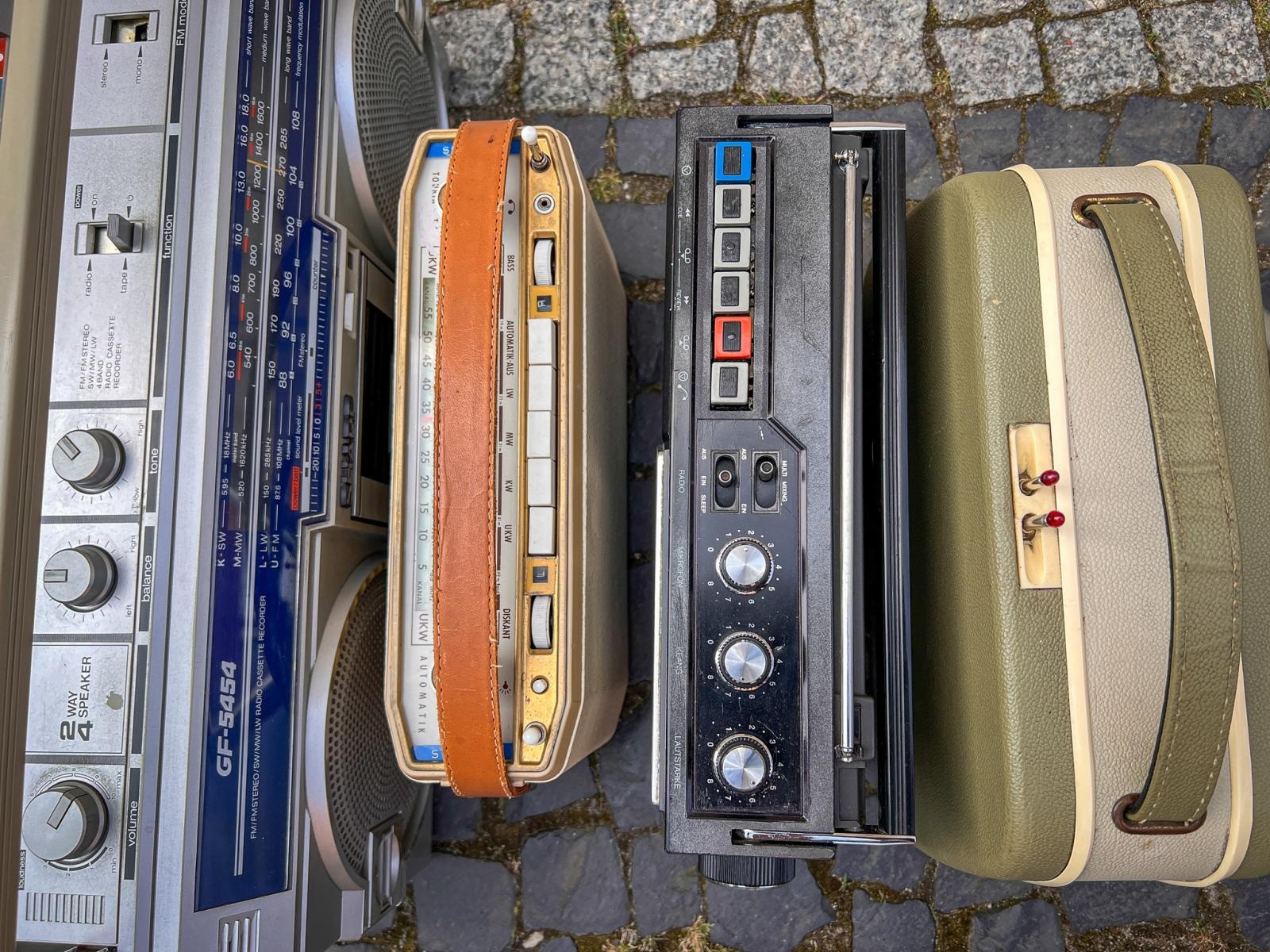 Zdjęcie w galerii na portalu naszraciborz.pl: Raciborski targ staroci przyciąga miłośników antyków i kolekcjonerów wiadomości z regionu