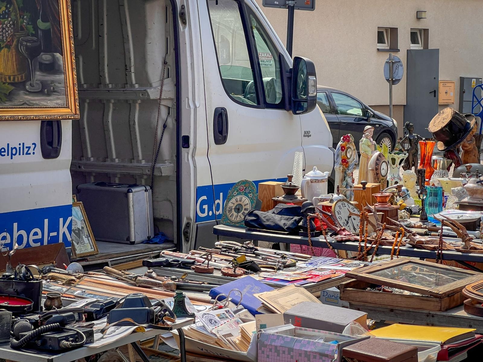 Zdjęcie w galerii na portalu naszraciborz.pl: Raciborski targ staroci przyciąga miłośników antyków i kolekcjonerów wiadomości z regionu