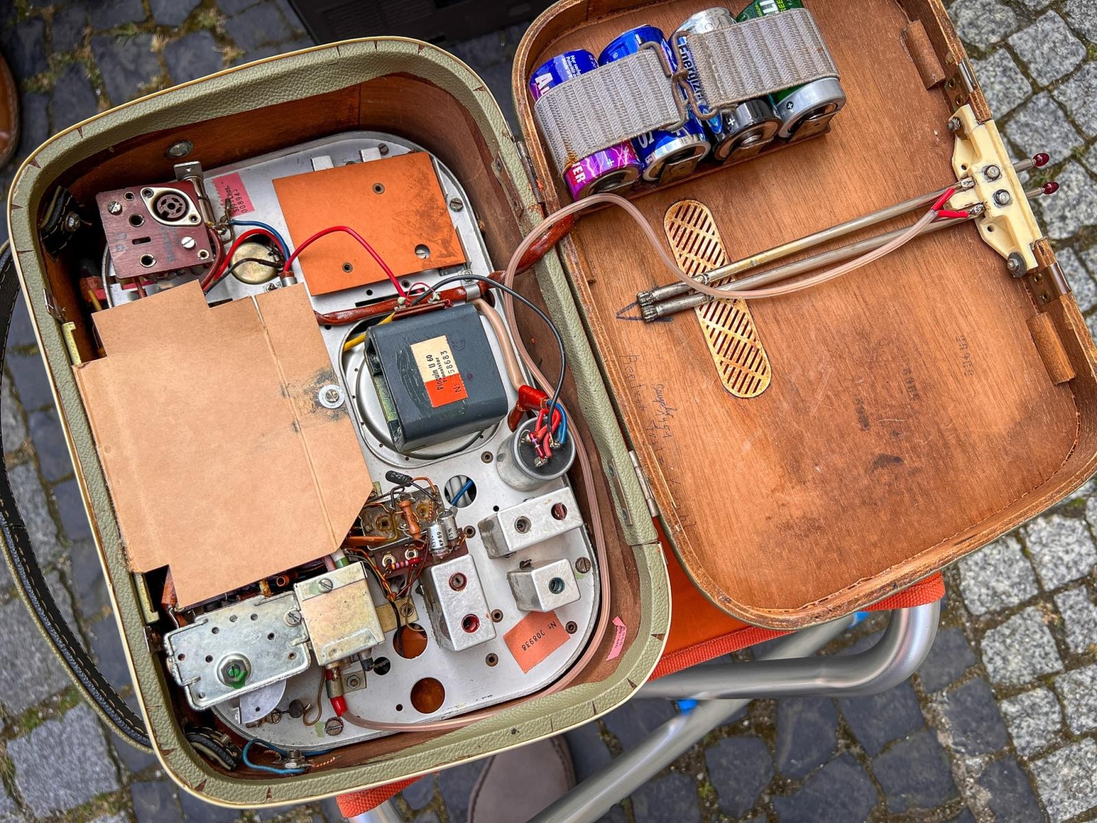 Zdjęcie w galerii na portalu naszraciborz.pl: Raciborski targ staroci przyciąga miłośników antyków i kolekcjonerów wiadomości z regionu