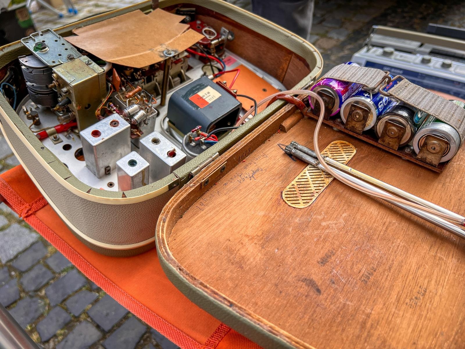 Zdjęcie w galerii na portalu naszraciborz.pl: Raciborski targ staroci przyciąga miłośników antyków i kolekcjonerów wiadomości z regionu