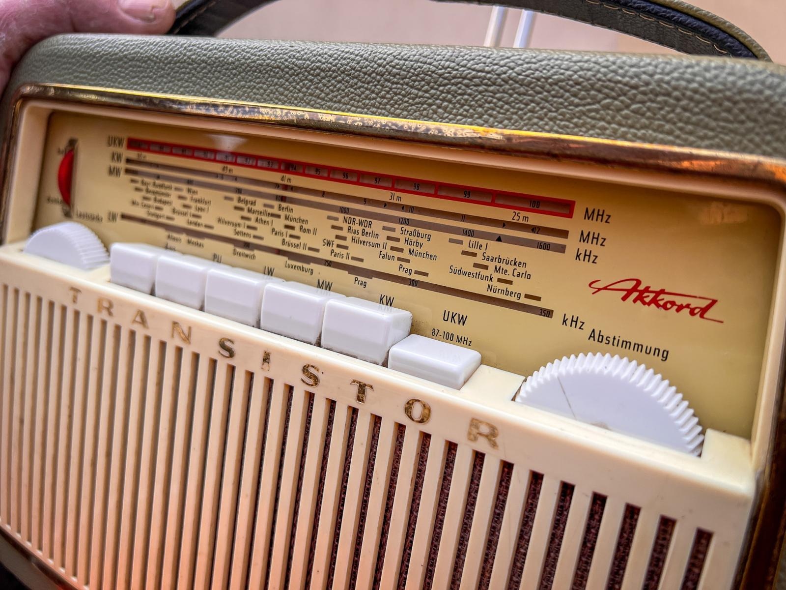 Zdjęcie w galerii na portalu naszraciborz.pl: Raciborski targ staroci przyciąga miłośników antyków i kolekcjonerów wiadomości z regionu