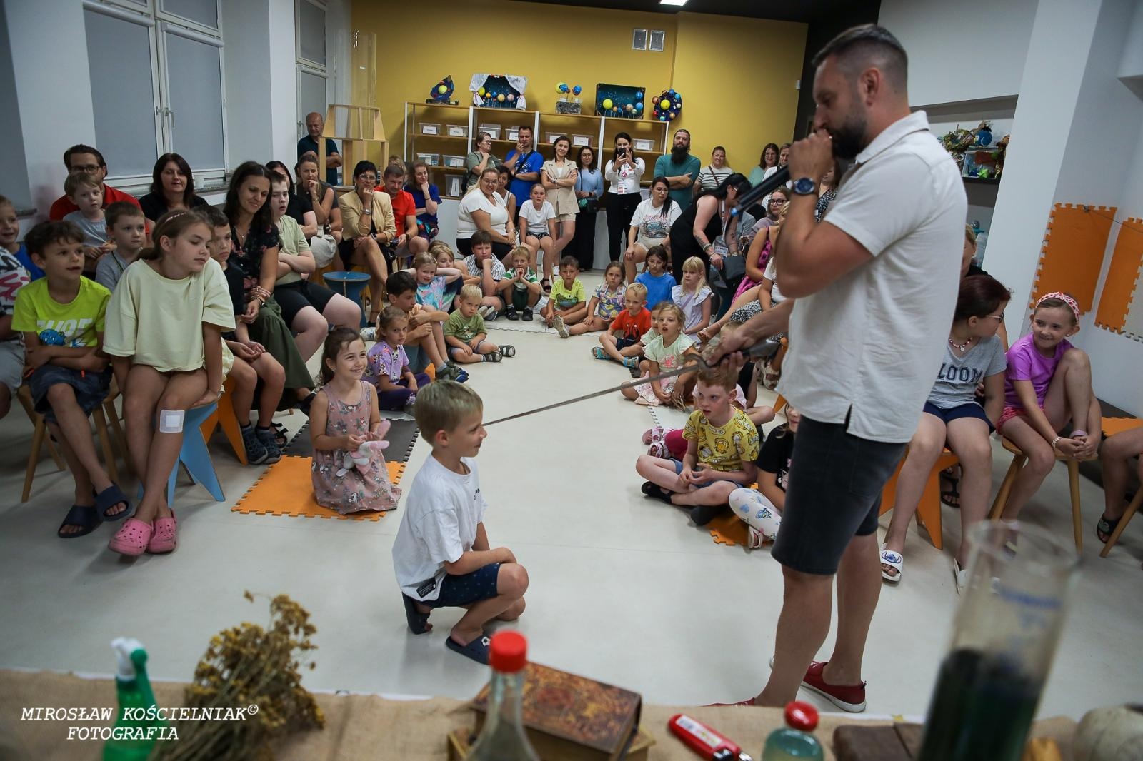 Zdjęcie w galerii na portalu naszraciborz.pl: Nocny Miszmasz w SOWA Racibórz przyciągnął pasjonatów nauki wiadomości z regionu