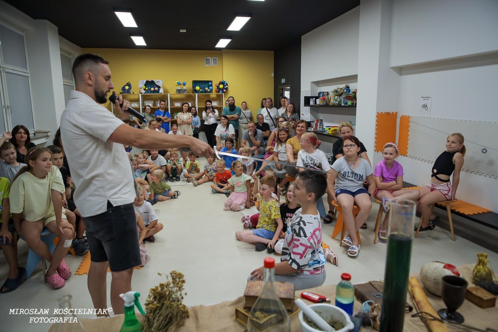 Zdjęcie w galerii na portalu naszraciborz.pl: Nocny Miszmasz w SOWA Racibórz przyciągnął pasjonatów nauki wiadomości z regionu