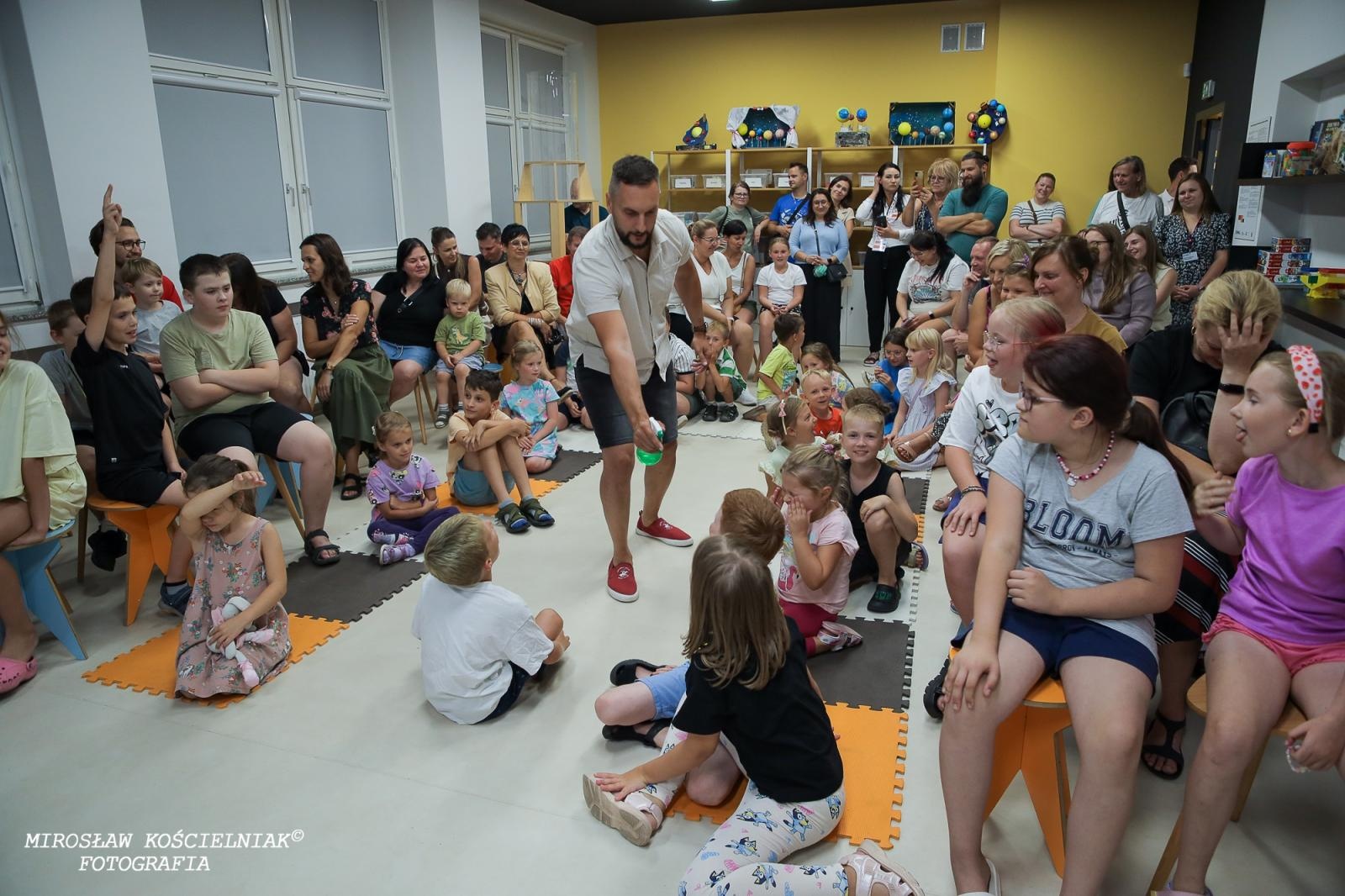 Zdjęcie w galerii na portalu naszraciborz.pl: Nocny Miszmasz w SOWA Racibórz przyciągnął pasjonatów nauki wiadomości z regionu