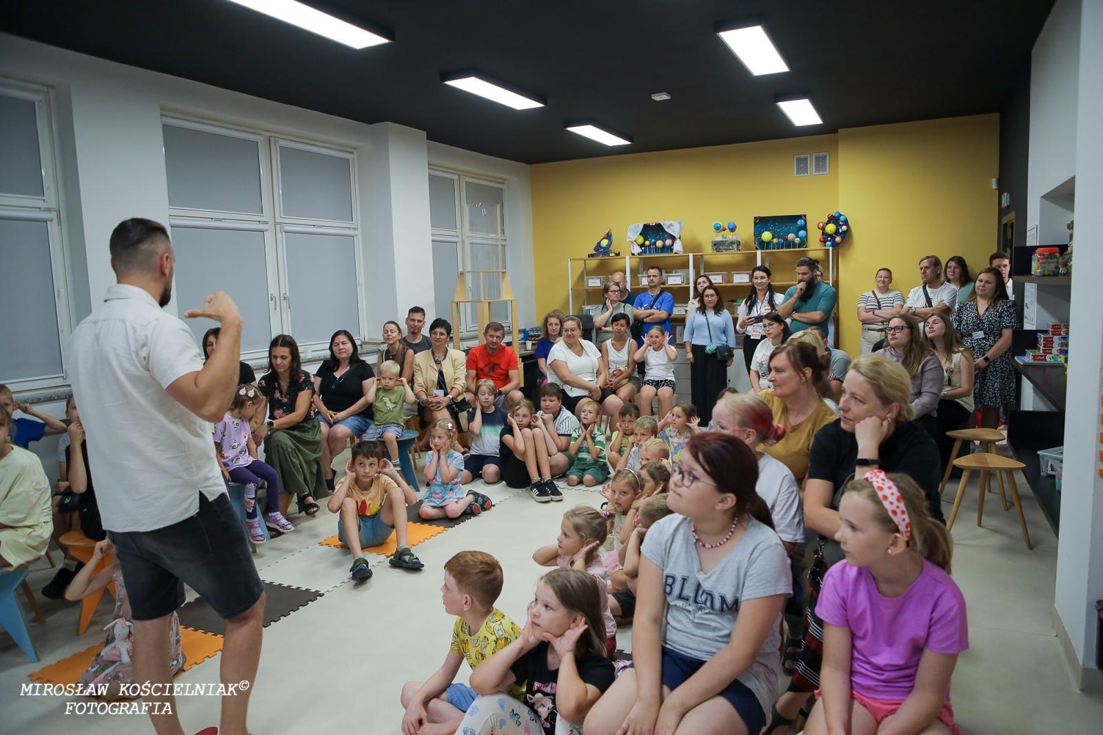 Zdjęcie w galerii na portalu naszraciborz.pl: Nocny Miszmasz w SOWA Racibórz przyciągnął pasjonatów nauki wiadomości z regionu