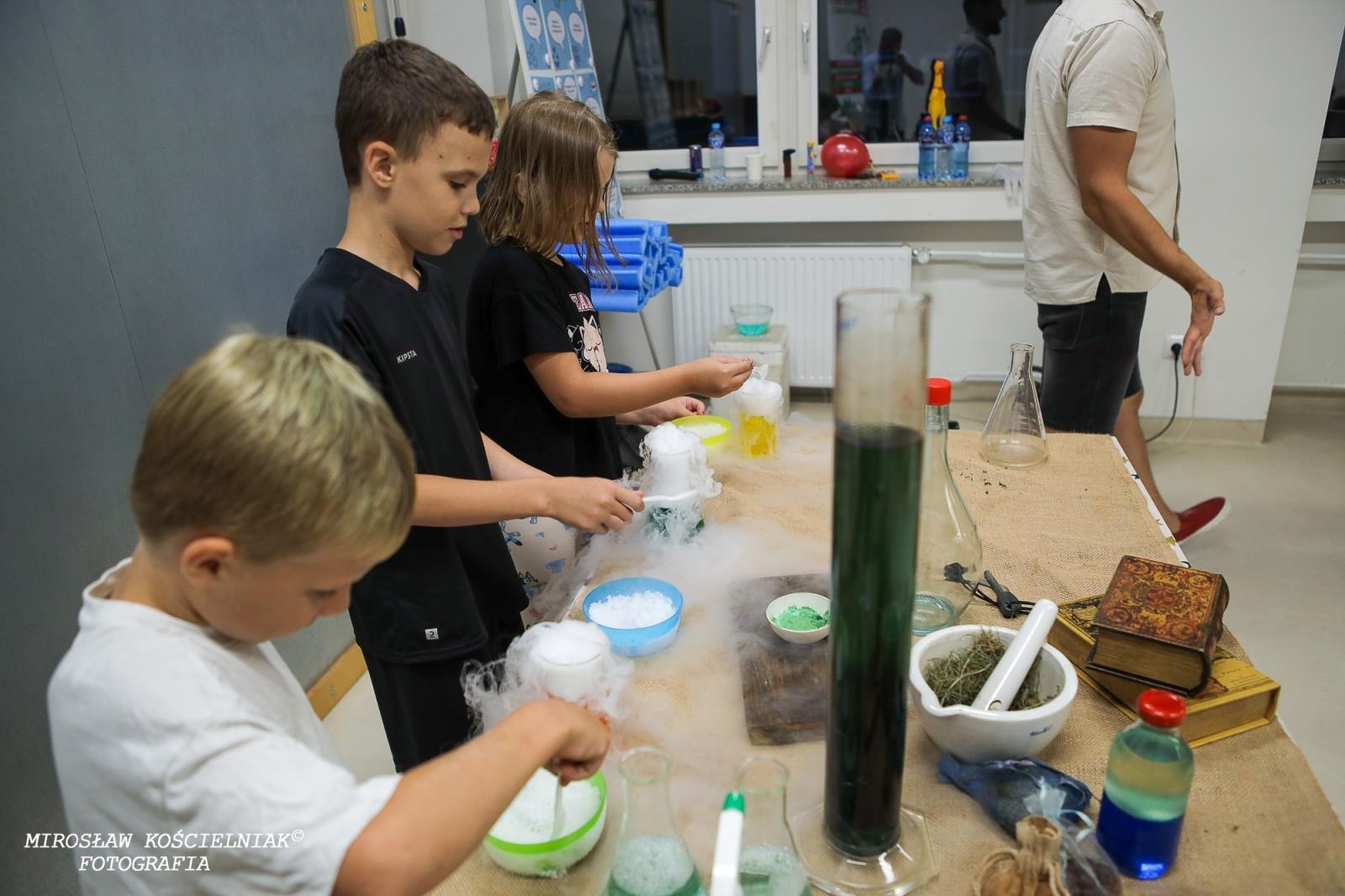 Zdjęcie w galerii na portalu naszraciborz.pl: Nocny Miszmasz w SOWA Racibórz przyciągnął pasjonatów nauki wiadomości z regionu