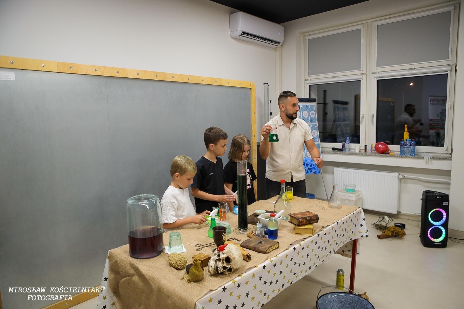 Zdjęcie w galerii na portalu naszraciborz.pl: Nocny Miszmasz w SOWA Racibórz przyciągnął pasjonatów nauki wiadomości z regionu