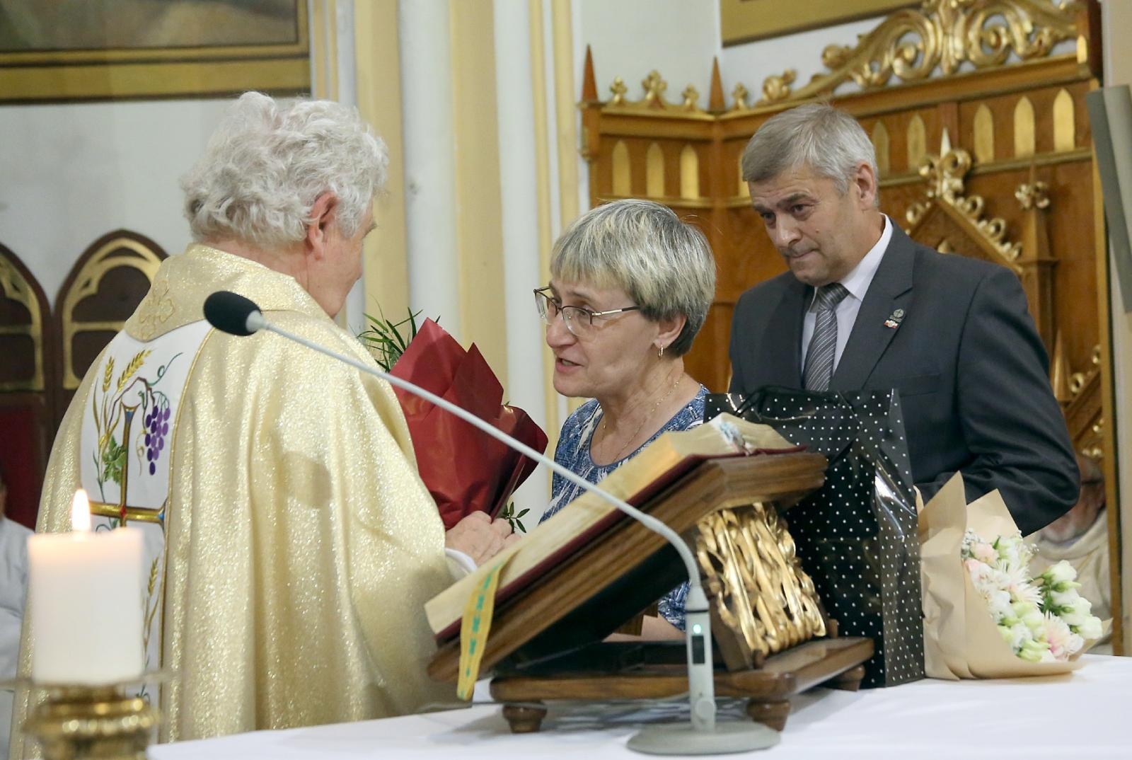 Zdjęcie w galerii na portalu naszraciborz.pl: Brawa od parafian i Krzyż Kawalerski Orderu Odrodzenia Polski od Prezydenta RP – Ostróg żegna ks. Jerzego Hetmańczyka [FOTO] wiadomości z regionu