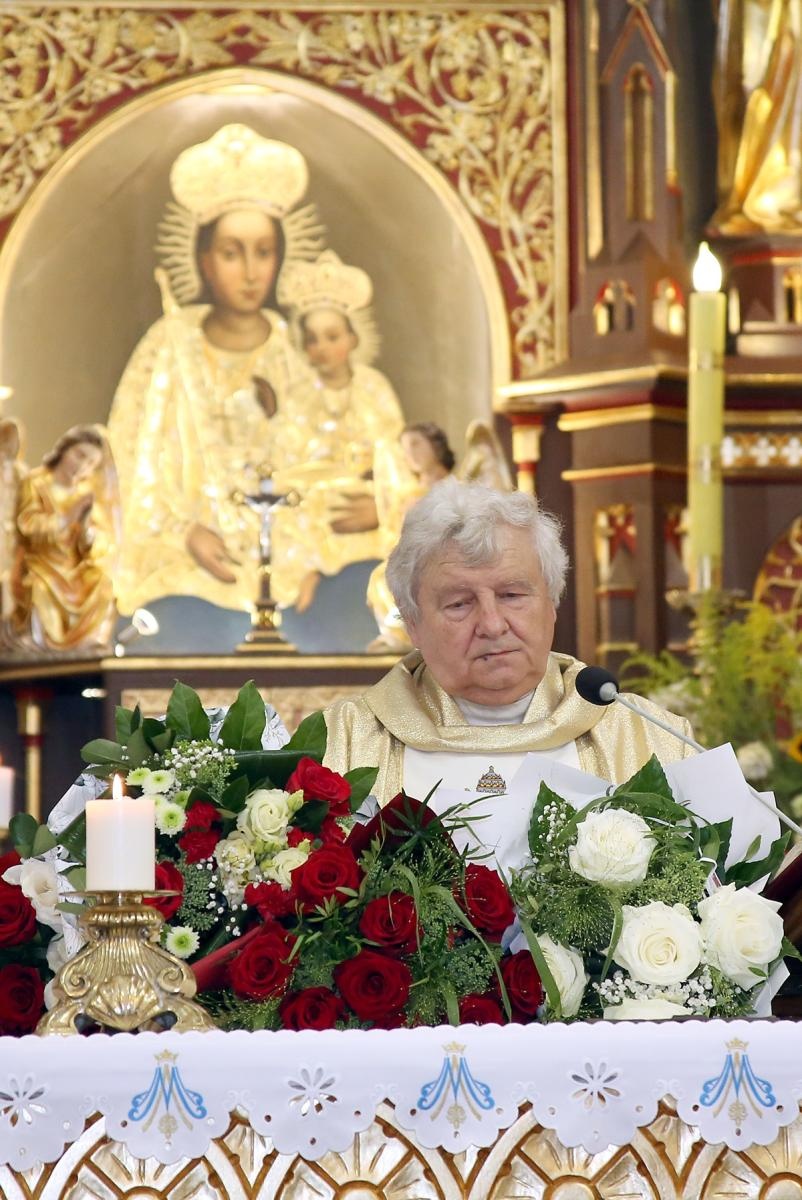 Zdjęcie w galerii na portalu naszraciborz.pl: Brawa od parafian i Krzyż Kawalerski Orderu Odrodzenia Polski od Prezydenta RP – Ostróg żegna ks. Jerzego Hetmańczyka [FOTO] wiadomości z regionu