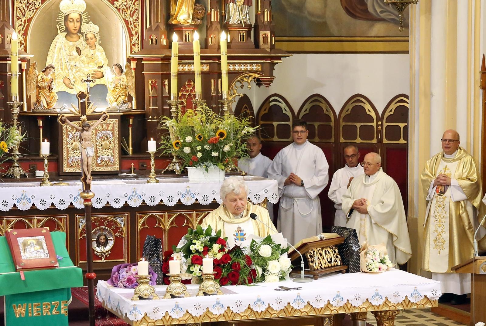 Zdjęcie w galerii na portalu naszraciborz.pl: Brawa od parafian i Krzyż Kawalerski Orderu Odrodzenia Polski od Prezydenta RP – Ostróg żegna ks. Jerzego Hetmańczyka [FOTO] wiadomości z regionu