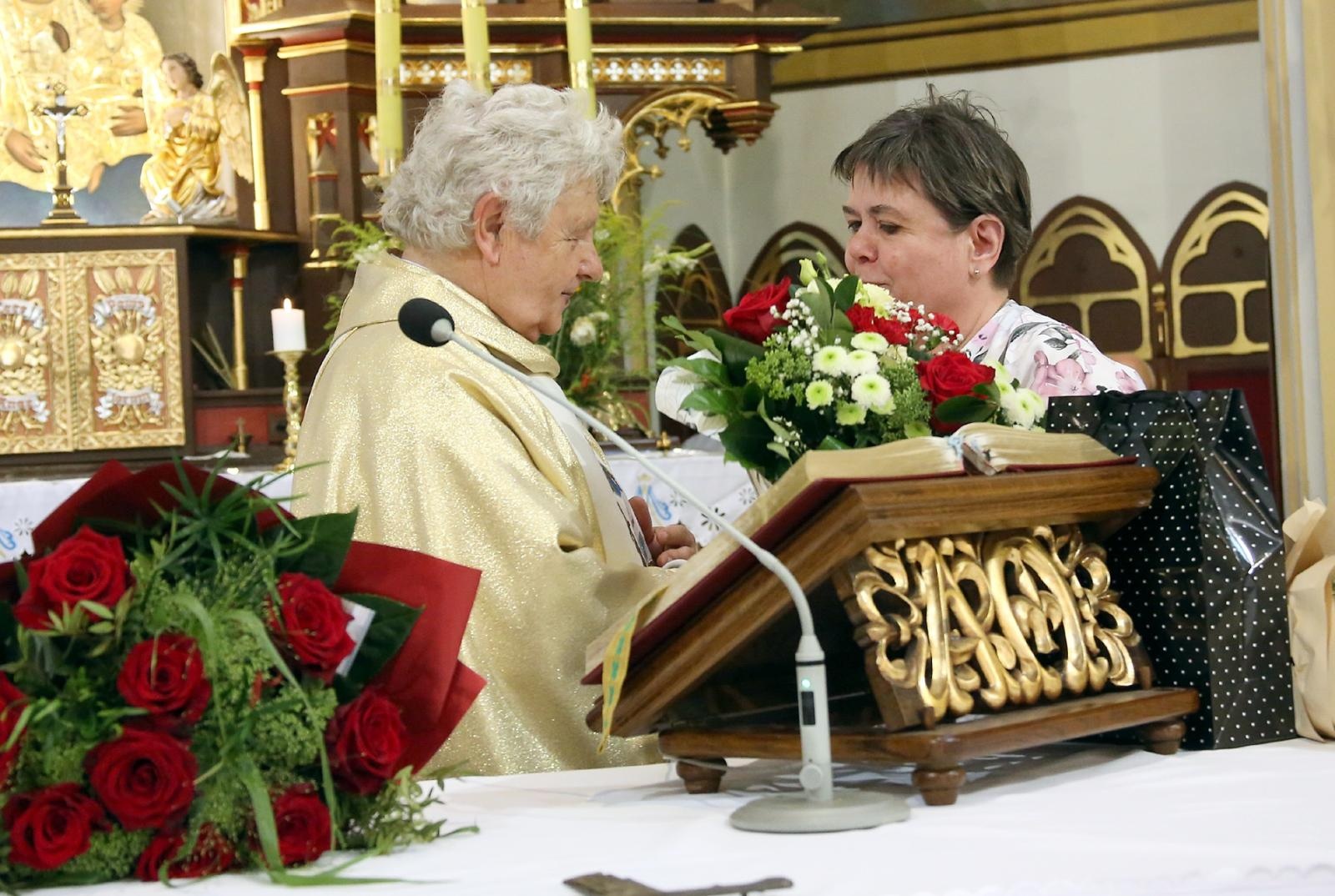 Zdjęcie w galerii na portalu naszraciborz.pl: Brawa od parafian i Krzyż Kawalerski Orderu Odrodzenia Polski od Prezydenta RP – Ostróg żegna ks. Jerzego Hetmańczyka [FOTO] wiadomości z regionu