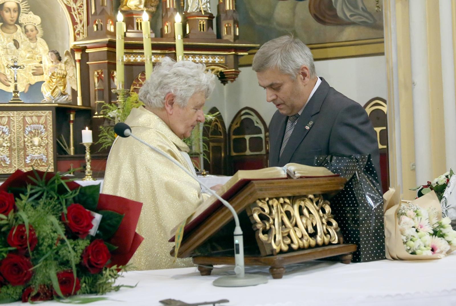 Zdjęcie w galerii na portalu naszraciborz.pl: Brawa od parafian i Krzyż Kawalerski Orderu Odrodzenia Polski od Prezydenta RP – Ostróg żegna ks. Jerzego Hetmańczyka [FOTO] wiadomości z regionu