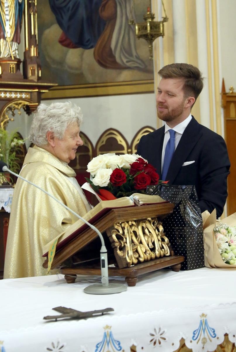 Zdjęcie w galerii na portalu naszraciborz.pl: Brawa od parafian i Krzyż Kawalerski Orderu Odrodzenia Polski od Prezydenta RP – Ostróg żegna ks. Jerzego Hetmańczyka [FOTO] wiadomości z regionu
