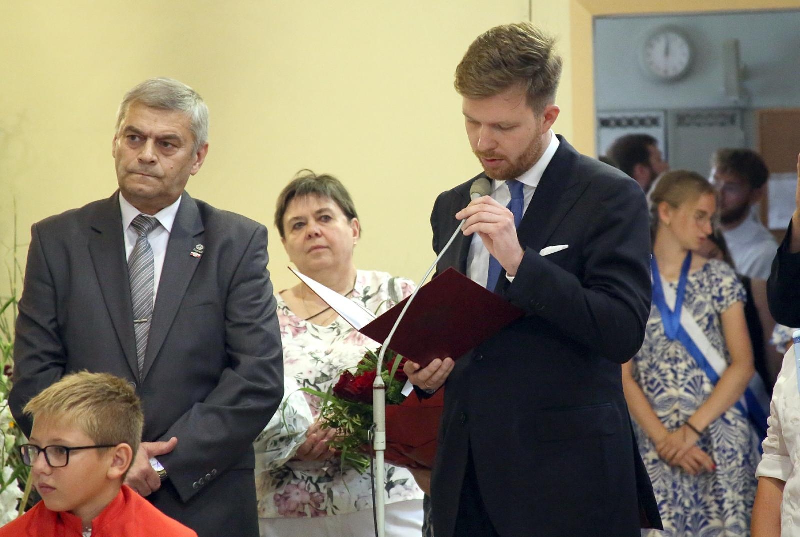 Zdjęcie w galerii na portalu naszraciborz.pl: Brawa od parafian i Krzyż Kawalerski Orderu Odrodzenia Polski od Prezydenta RP – Ostróg żegna ks. Jerzego Hetmańczyka [FOTO] wiadomości z regionu